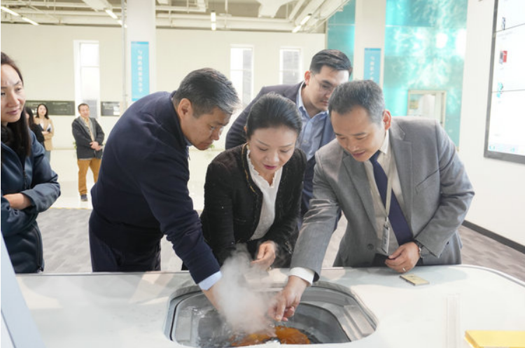 蒙古國(guó)駐華大使圖布辛?巴德?tīng)柪找恍械皆L(fǎng)重慶海扶